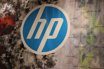 Das Logo von hp auf einer Wand: In mehreren Druckern des Herstellers gibt es große Sicherheitslücken.