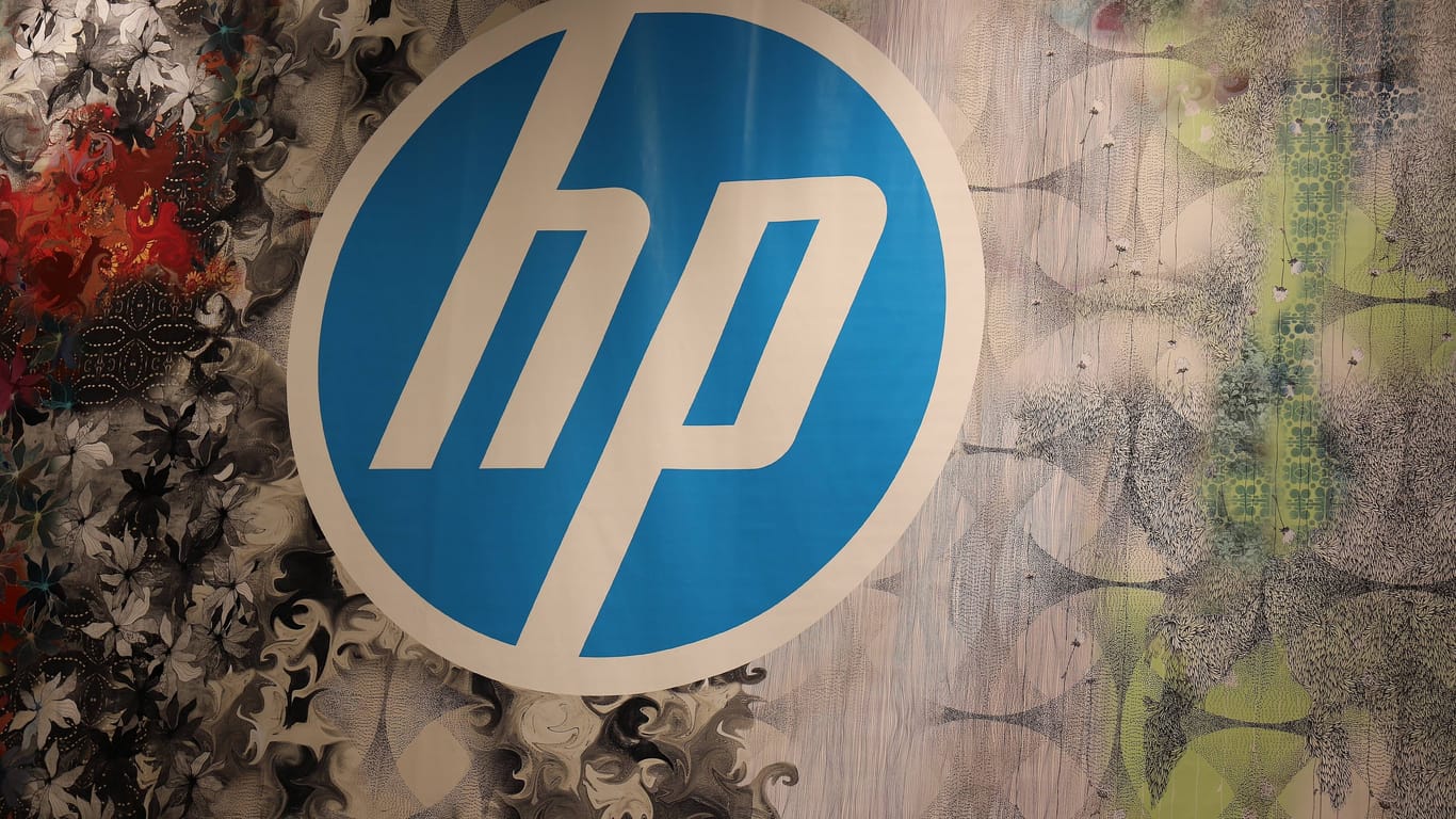 Das Logo von hp auf einer Wand: In mehreren Druckern des Herstellers gibt es große Sicherheitslücken.