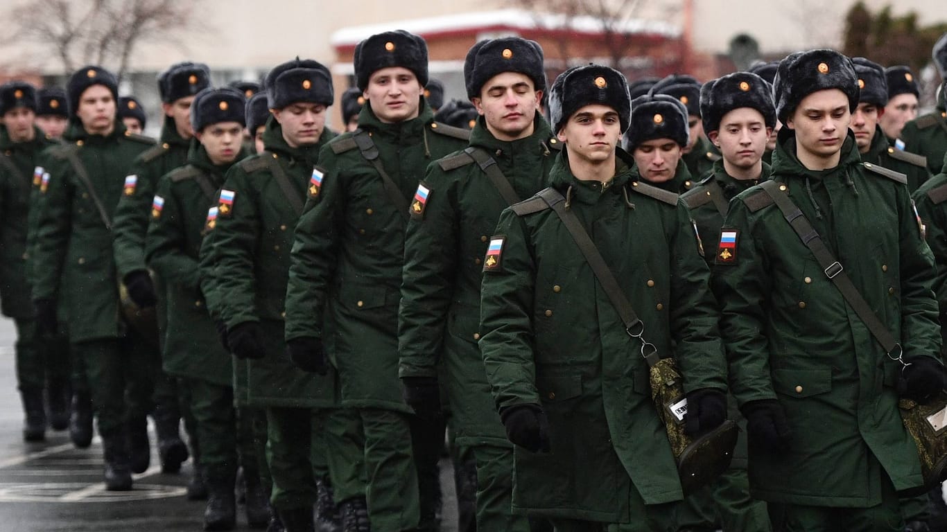 Rekruten in Russland (Archivbild): Putin will noch mehr Kämpfer für den Krieg mobilisieren.