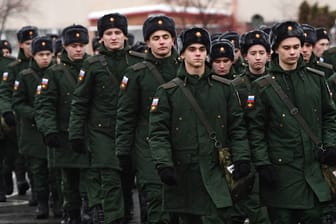 Rekruten in Russland (Archivbild): Putin will noch mehr Kämpfer für den Krieg mobilisieren.