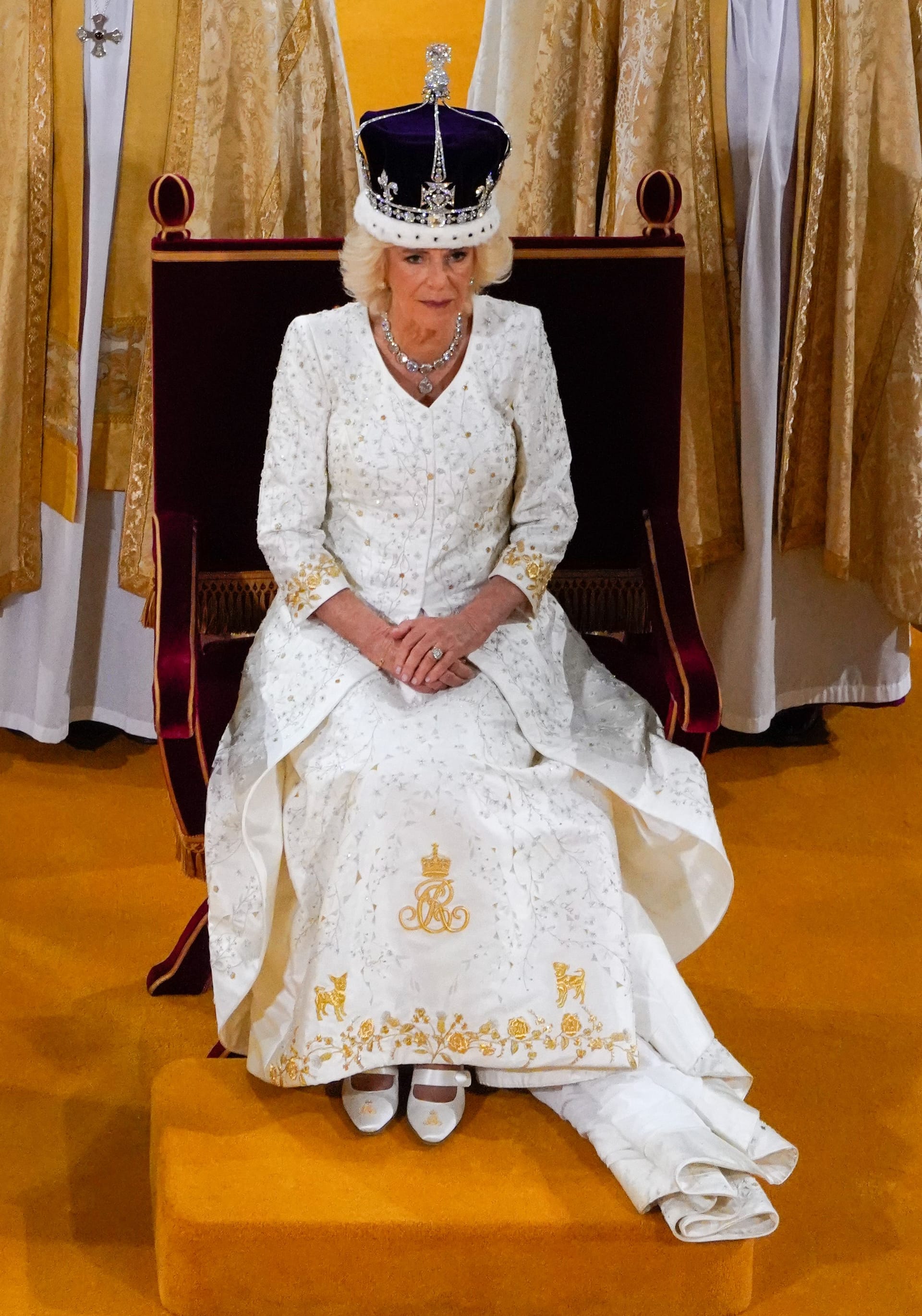 Königin Camilla: Die 75-Jährige erinnerte mit ihrem Kleid auch an ihre Hunde.