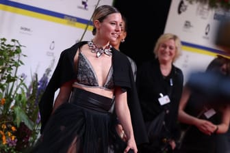 Svenja Jung: Zur Verleihung des Deutschen Filmpreises kam sie mit luftigem Kleid und einer außergewöhnlichen Miesmuschel-Kette.
