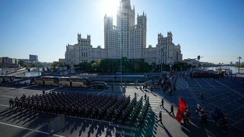 Moskau: Russische Soldaten marschieren am 9. Mai zum Roten Platz.