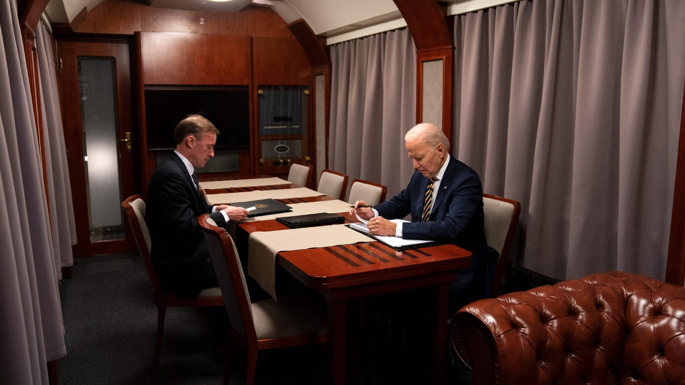 US-Präsident Joe Biden (r.) sitzt mit seinem nationalen Sicherheitsberater in einem Meeting (Archivbild).