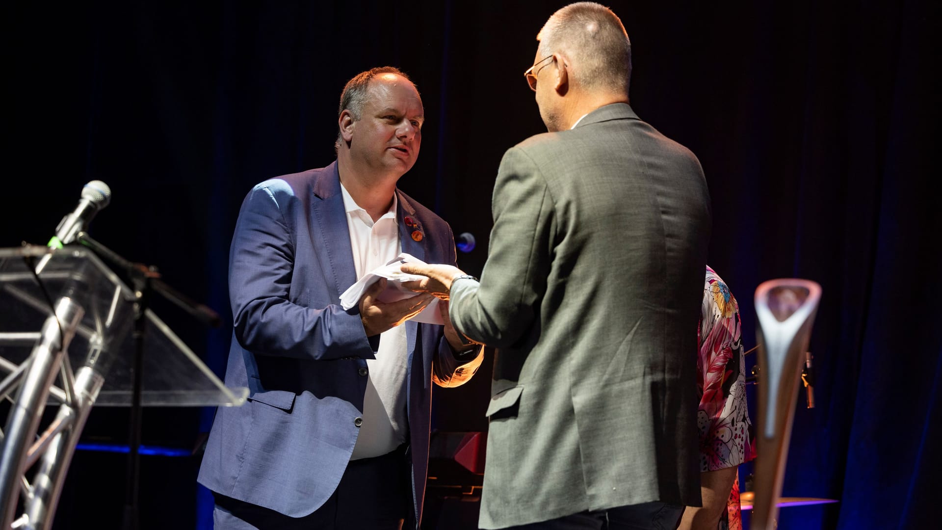 Der Deutschen Botschafter Dr. Markus Ederer (r.) übergibt die Fahne an OB Dirk Hilbert.