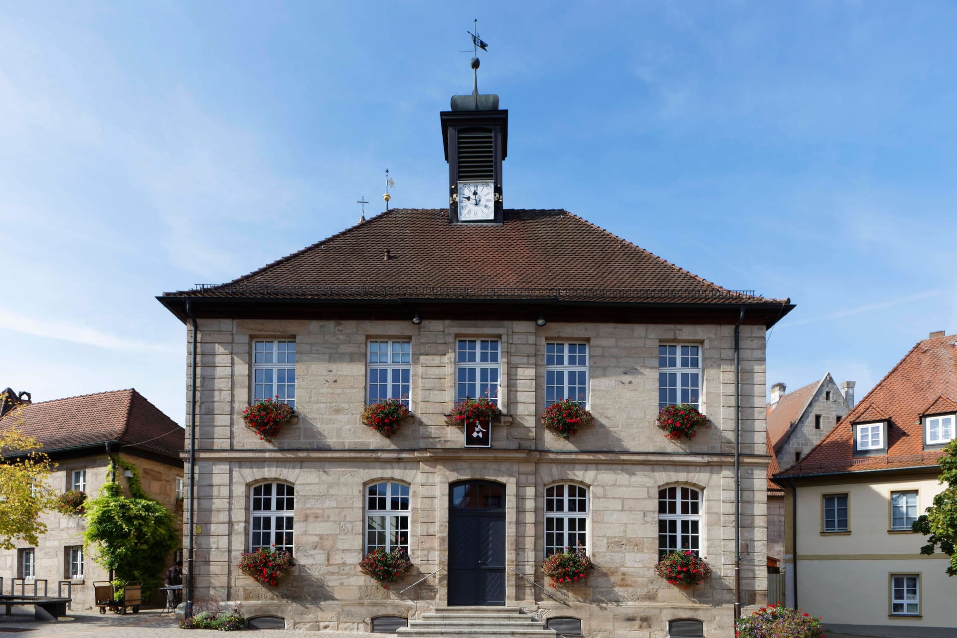 Das alte Rathaus in Langenzenn (Symbolbild): Der Bürgermeister der mittelfränkischen Kleinstadt steht vor Gericht – ihm wird Betrug vorgeworfen.