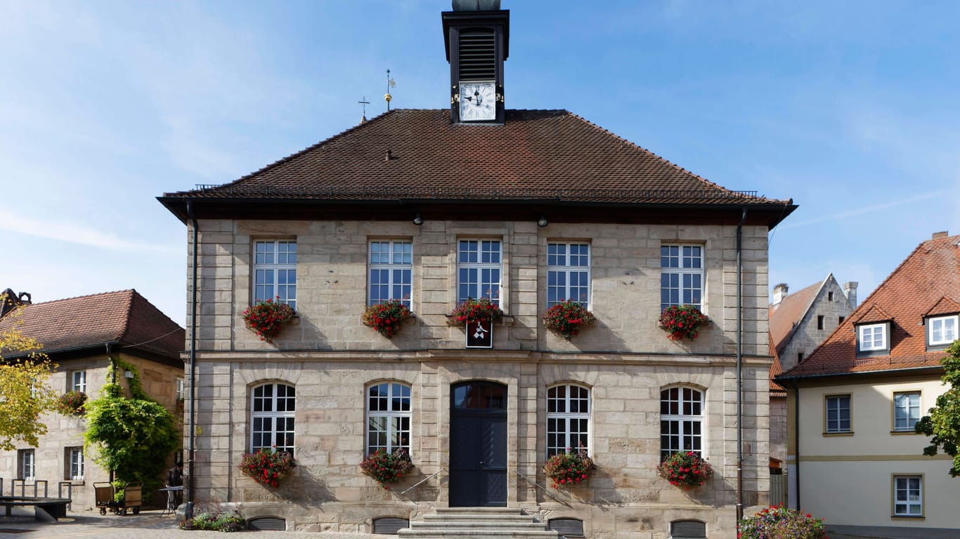 Das alte Rathaus in Langenzenn (Symbolbild): Der Bürgermeister der mittelfränkischen Kleinstadt steht vor Gericht – ihm wird Betrug vorgeworfen.