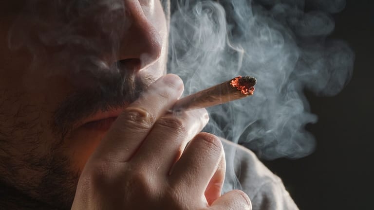 Rauchen ist in vielerlei Hinsicht gesundheitsschädlich. Es begünstigt sogar Rückenschmerzen.