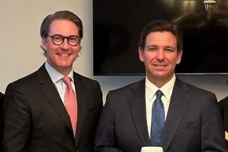 Andreas Scheuer (links, CSU) und Floridas Gouverneur Ron DeSantis: Der ehemalige Verkehrsminister bezeichnet den rechtsextremen Amerikaner als "geradeheraus, freundlich und dynamisch".