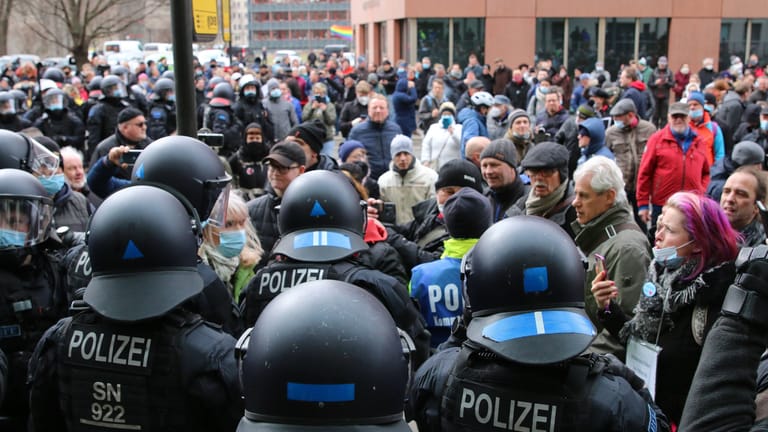Corona-Demo in Sachsen im Jahr 2021: Immer öfter kommt es zu Angriffen auf Journalisten.