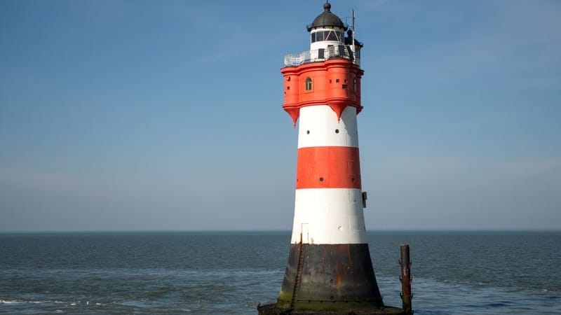 In der Außenweser steht der Leuchtturm "Roter Sand": Bald soll er umziehen.