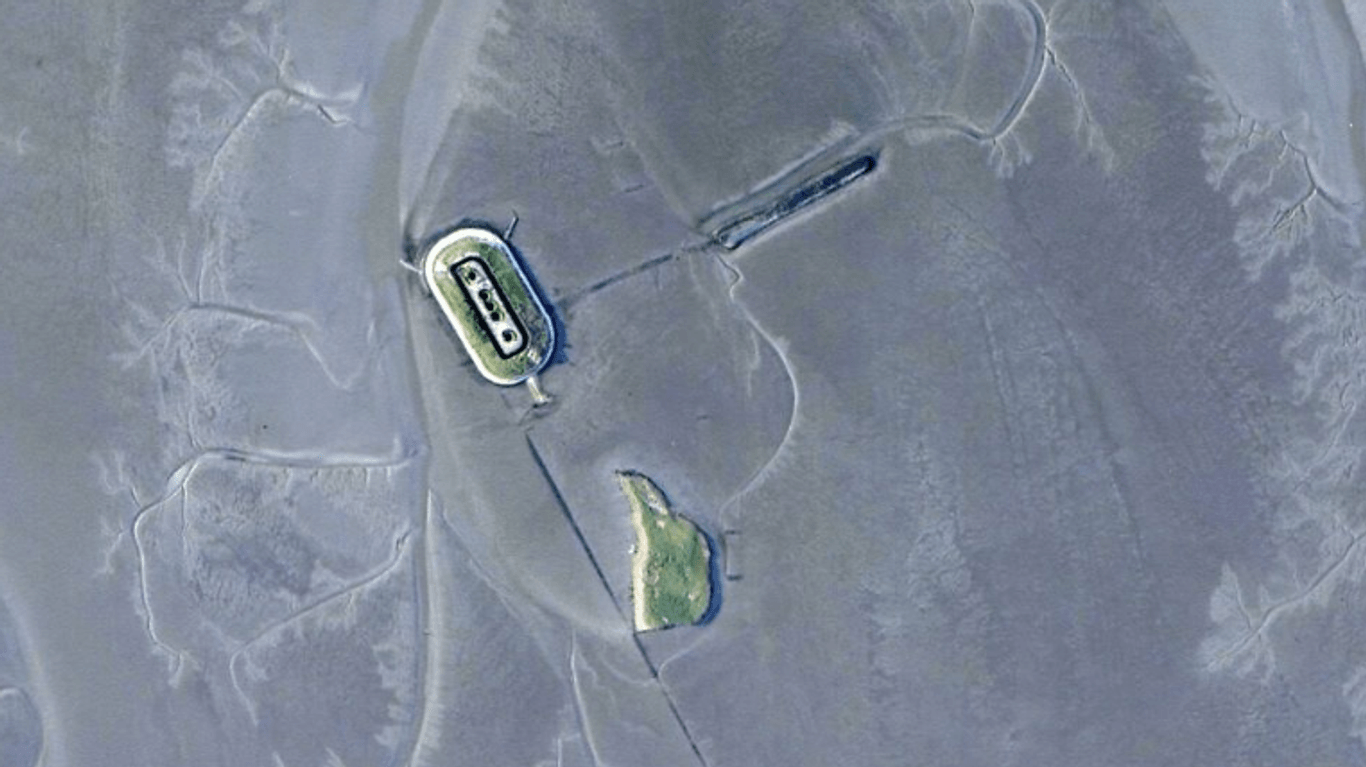 Luftaufnahme der künstlichen Inseln Langlütje I (unten) und Langlütje II (Archivfoto): Pläne, dort "sanften Tourismus" zu etablieren, scheiterten.
