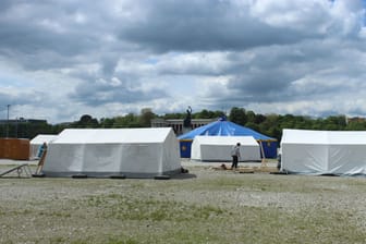 Das Klimacamp vor der Bavaria-Statue auf der Theresienwiese: Am Mittwoch bauen Helfer die Zelte noch auf.