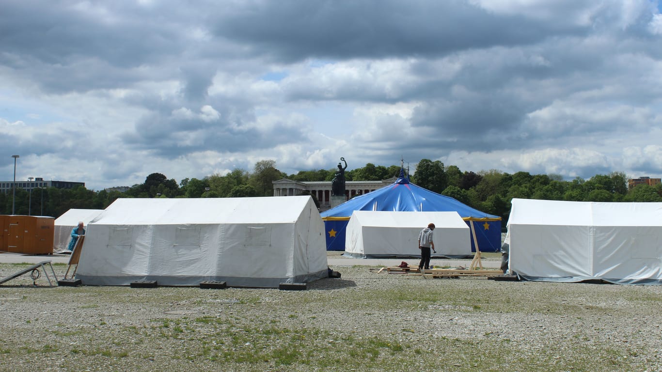 Das Klimacamp vor der Bavaria-Statue auf der Theresienwiese: Am Mittwoch bauen Helfer die Zelte noch auf.