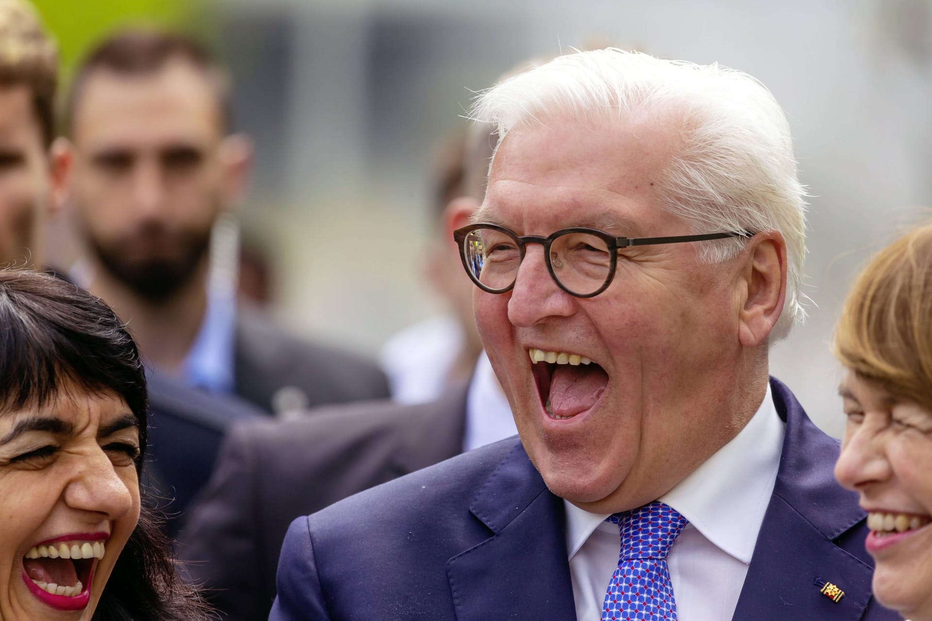 Frank-Walter Steinmeier: Auf einem kultigen Foto von früher hat der Bundespräsident eine Zigarette im Mundwinkel.