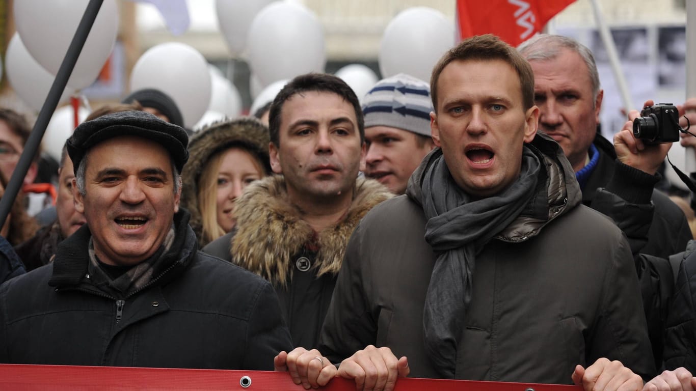 Kasparow und Alexej Nawalny 2012 bei einer Demo für freie Wahlen in St. Petersburg. Nawalny ist als Oppositionsfigur umstritten, unter anderem weil er die Rückgabe der Krim an die Ukraine infrage gestellt hatte.