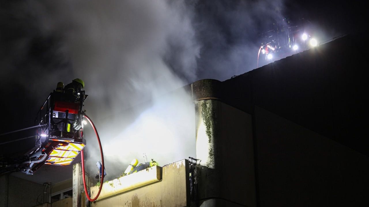 Brand in Frankfurt: Die Einsatzkräfte waren bis zum frühen Morgen vor Ort. Brand in Frankfurt: Die Einsatzkräfte waren bis zum frühen Morgen vor Ort.