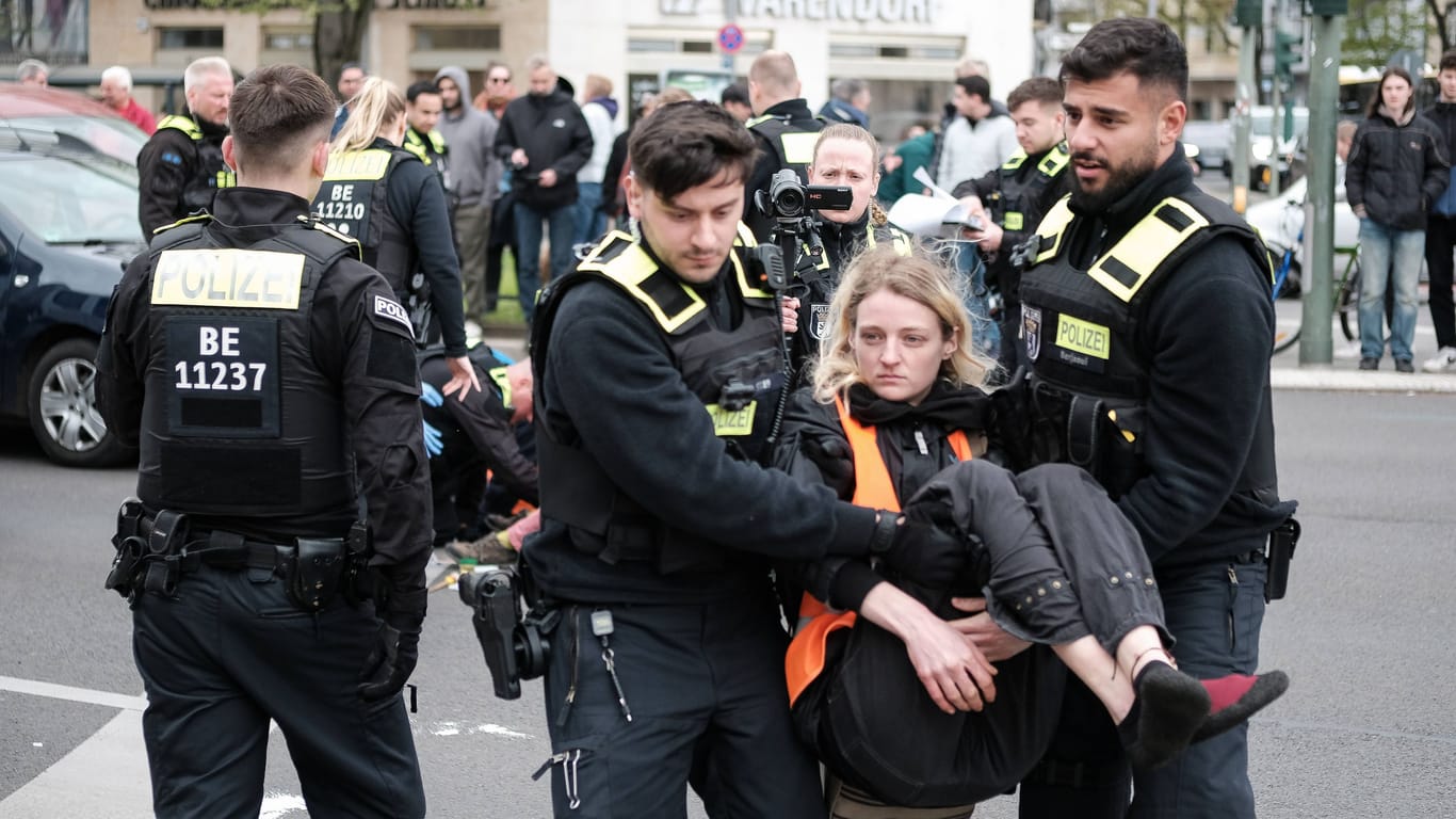 Berlin: Eine Aktivistin der "Letzten Generation" wird von der Polizei weggetragen.