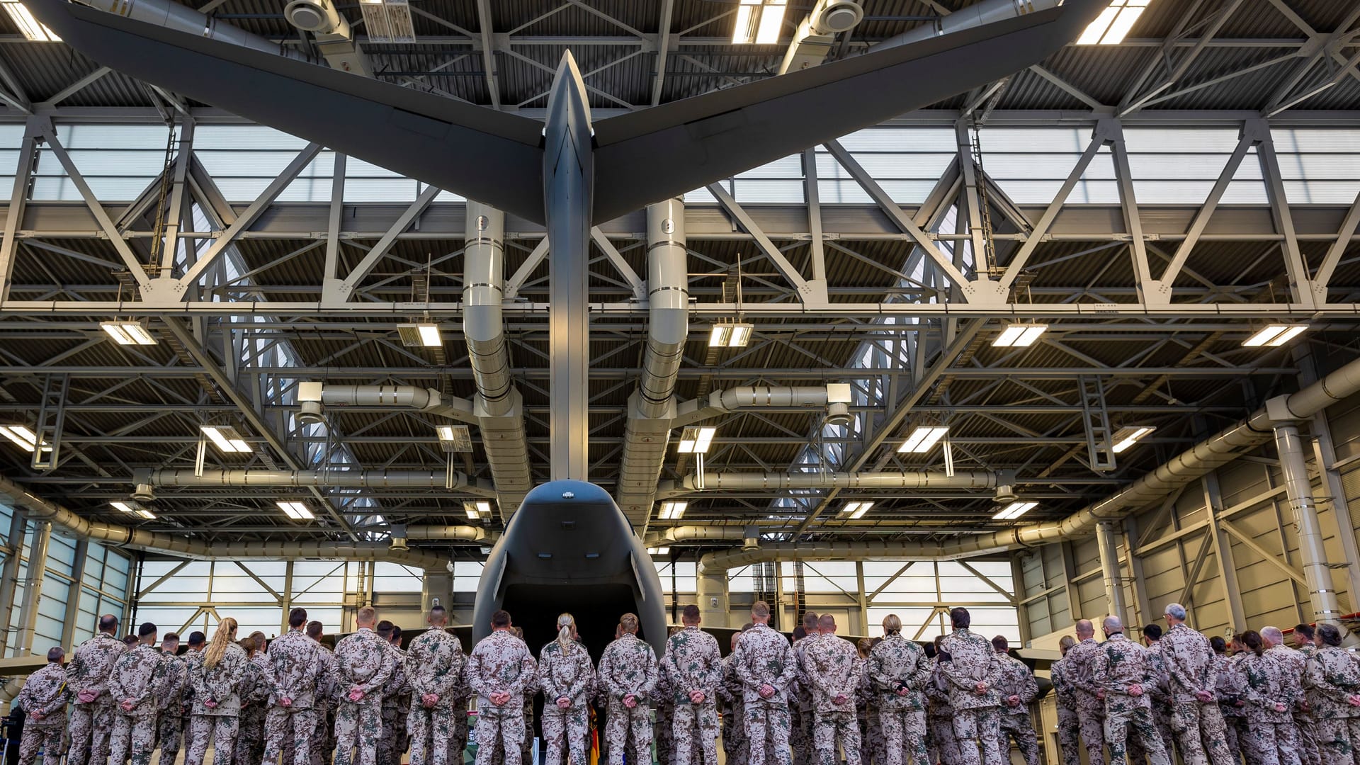 Soldaten stehen für einen Rückkehrerappell in einem Hangar auf dem Gelände vom Fliegerhorst Wunstorf.
