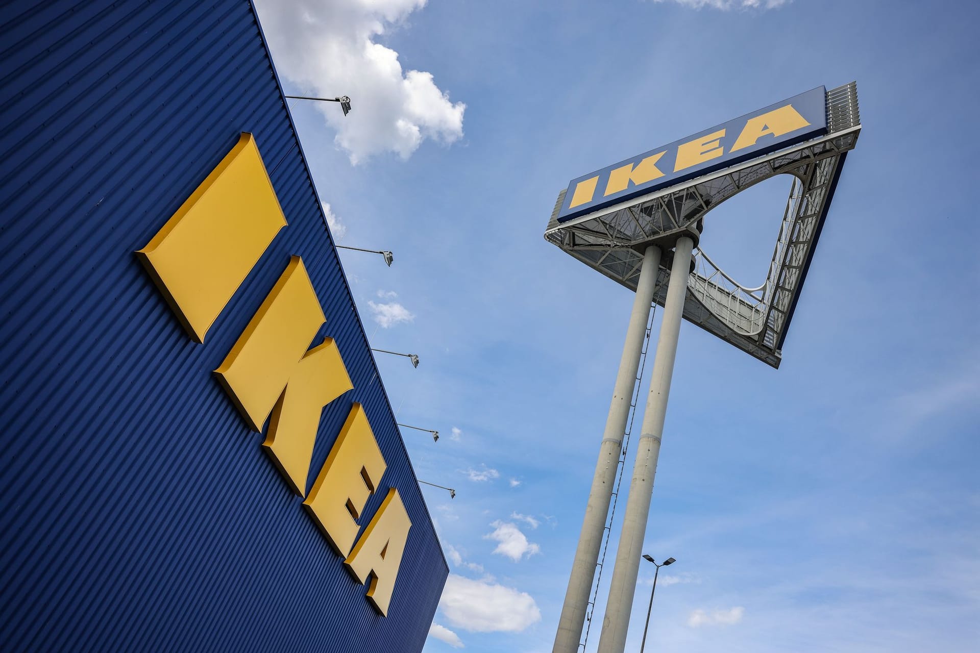 Mindestens zehn Minuten lang waren die verstörenden Bilder auf der Facebookseite des Einrichtungskonzerns "Ikea" (Symbolbild) zu sehen.