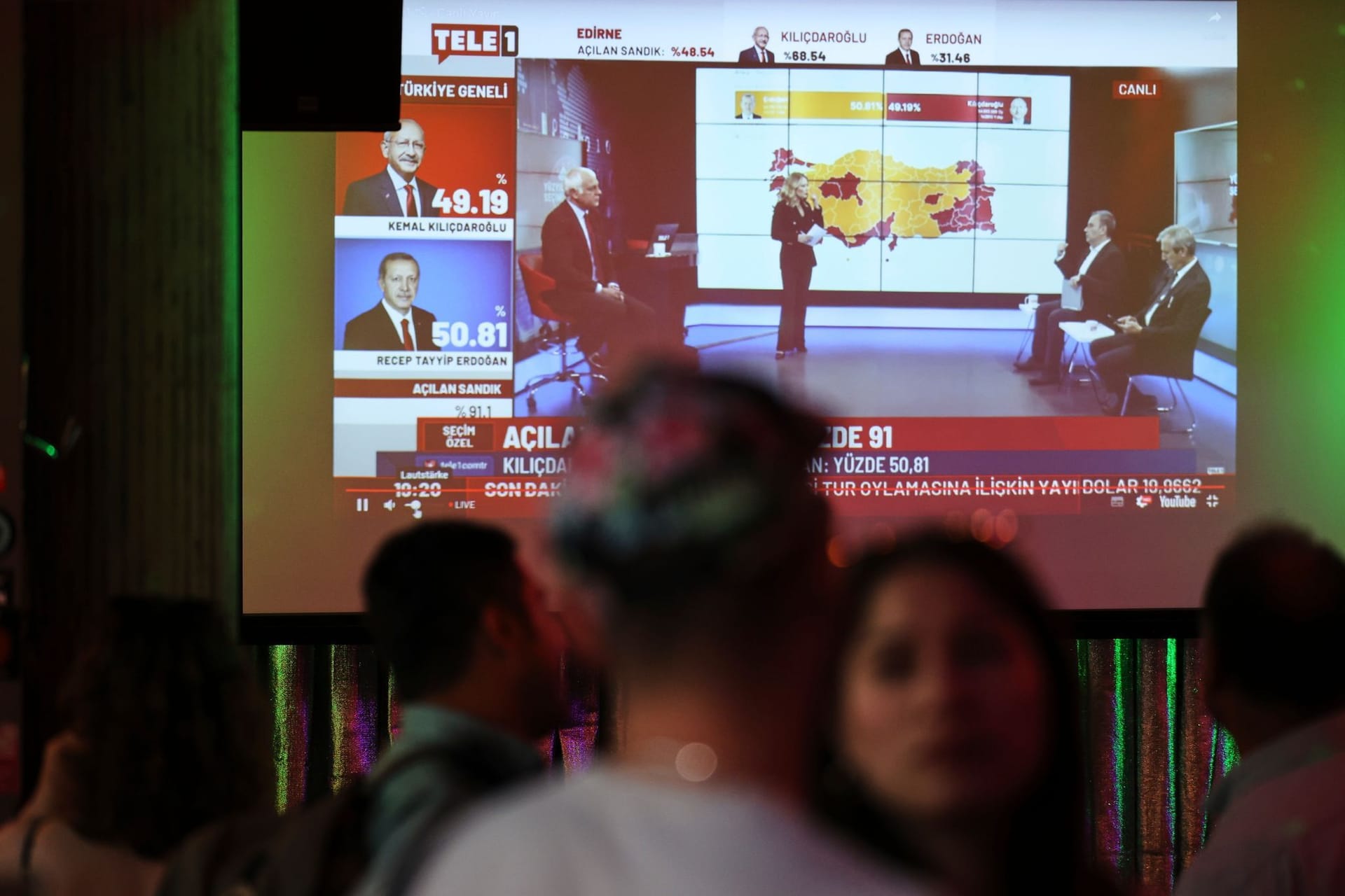 Türkinnen und Türken in Berlin verfolgen Präsidenten-Stichwahl