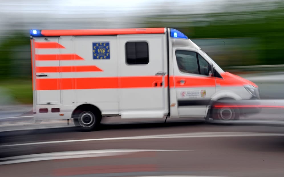 Ein Krankenwagen ist mit Blaulicht auf Einsatzfahrt