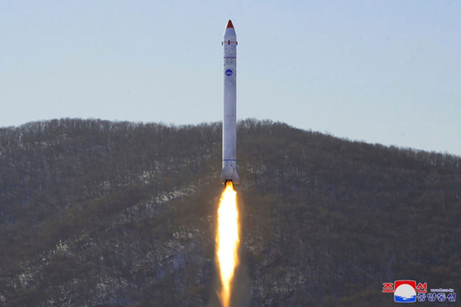 Dieses Foto zeigt angeblich den Test einer Rakete mit einem Satelliten auf dem Sohae-Satellitenstartplatz: Das Bild stammt von KCNA und kann nicht verifiziert werden.