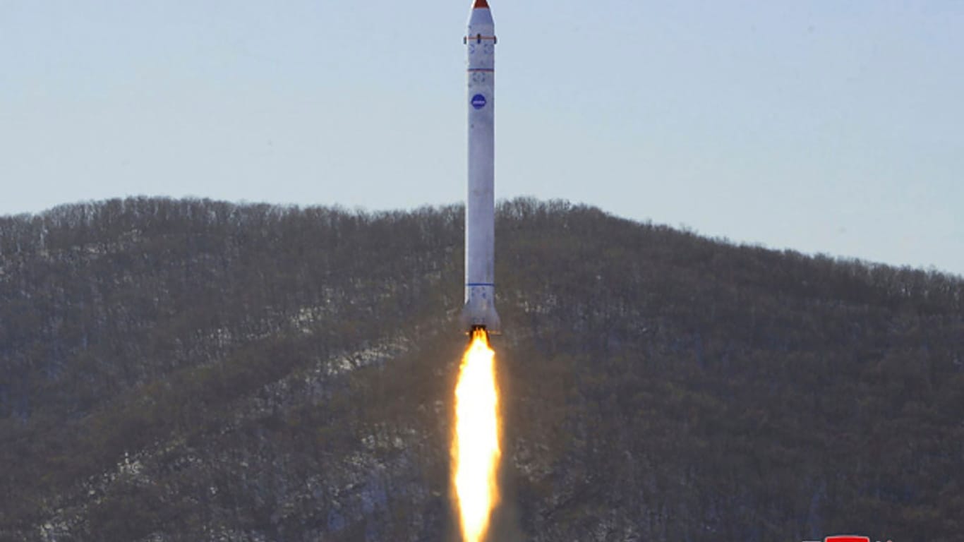 Dieses Foto zeigt angeblich den Test einer Rakete mit einem Satelliten auf dem Sohae-Satellitenstartplatz: Das Bild stammt von KCNA und kann nicht verifiziert werden.