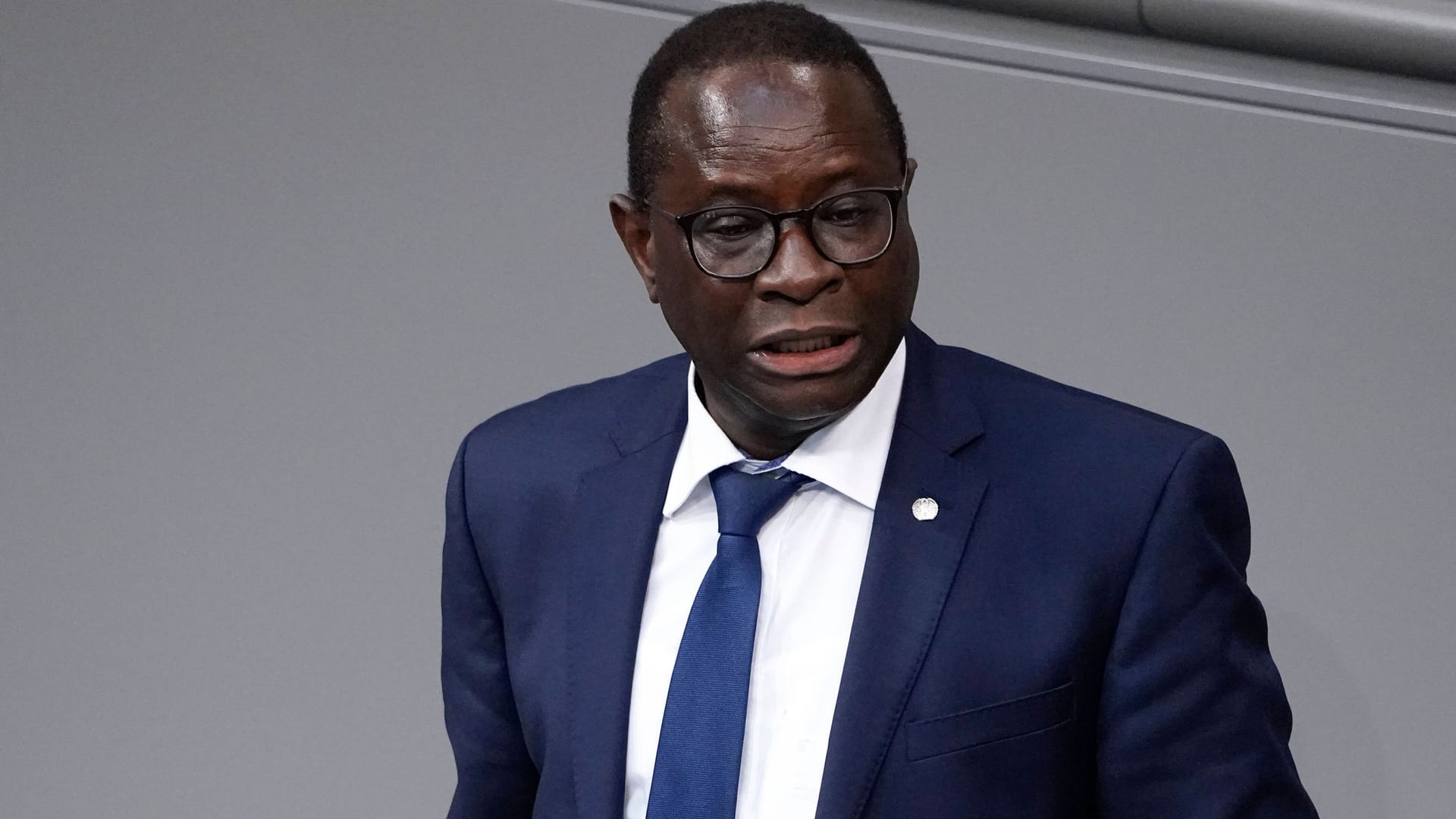 Karamba Diaby: Der SPD-Politiker hält die Tat für rassistisch motiviert.