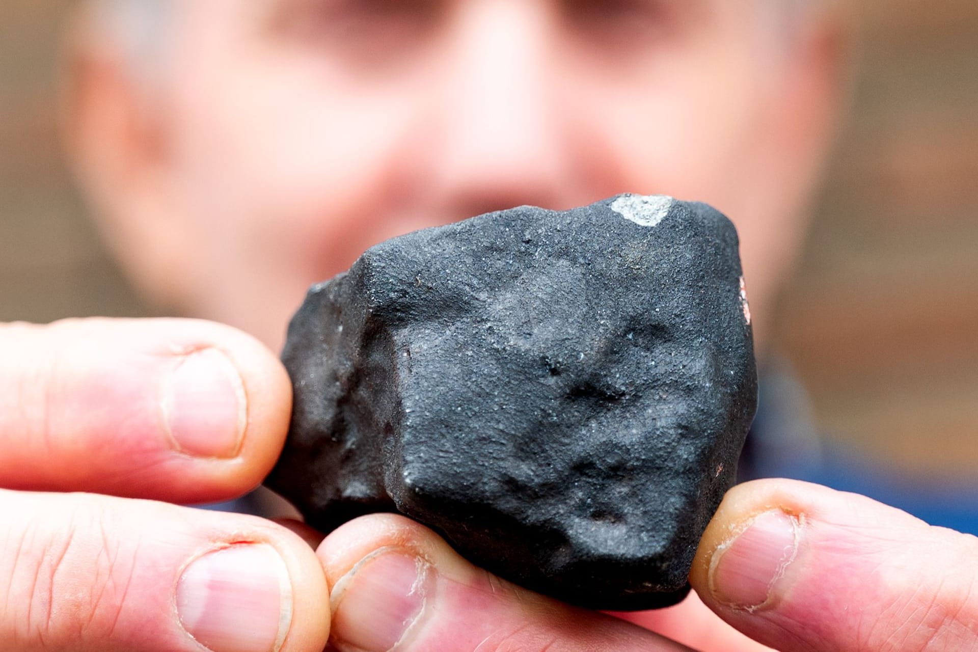 Meteorit in Schleswig-Holstein: Dieser Stein traf ein Haus in Elmshorn, ein anderer macht die Familie Sahin nun reich.