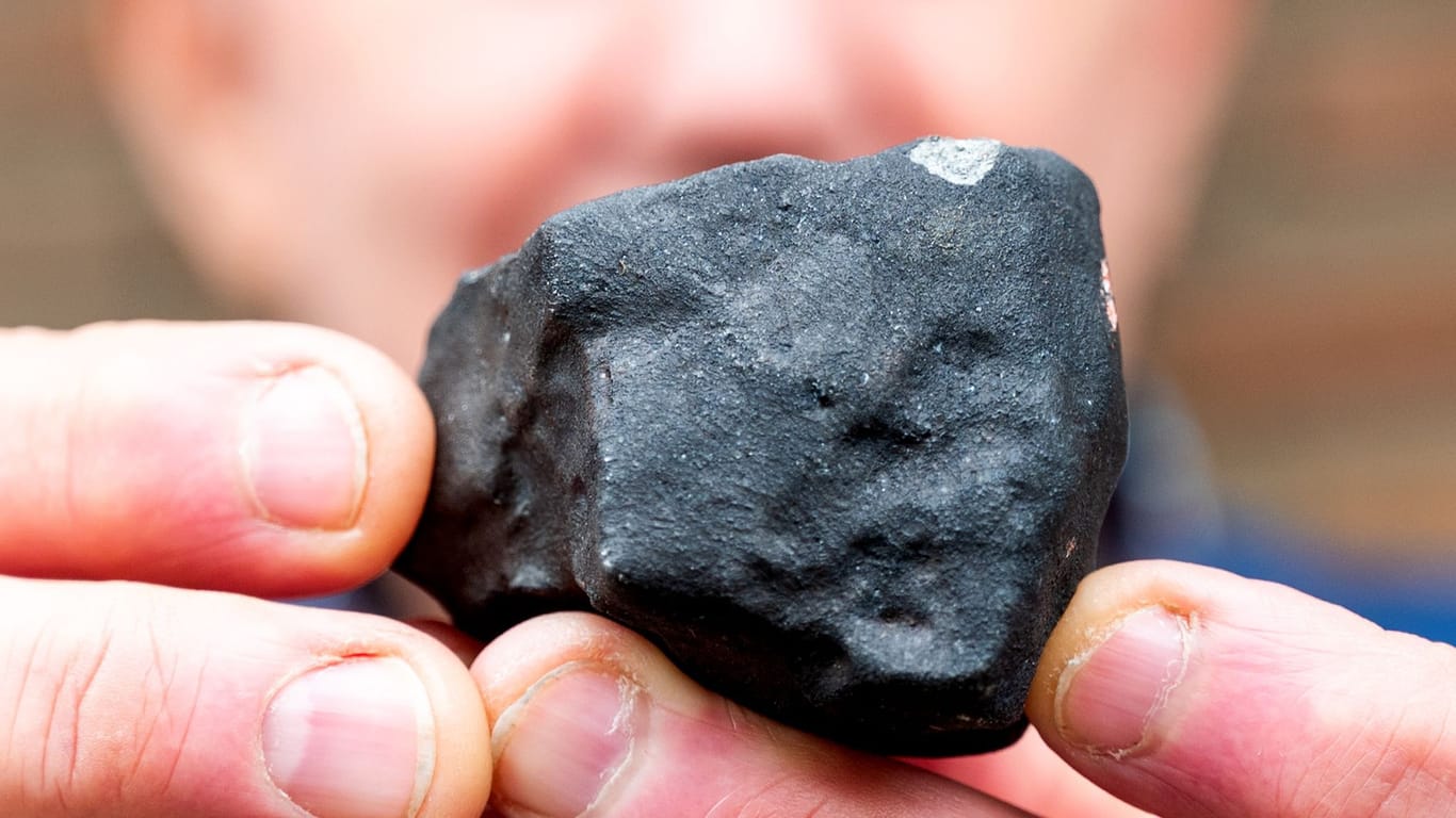 Meteorit in Schleswig-Holstein: Dieser Stein traf ein Haus in Elmshorn, ein anderer macht die Familie Sahin nun reich.
