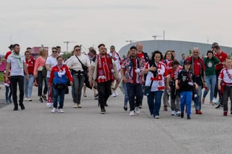 Bayern-Fans vor der Allianz-Arena.