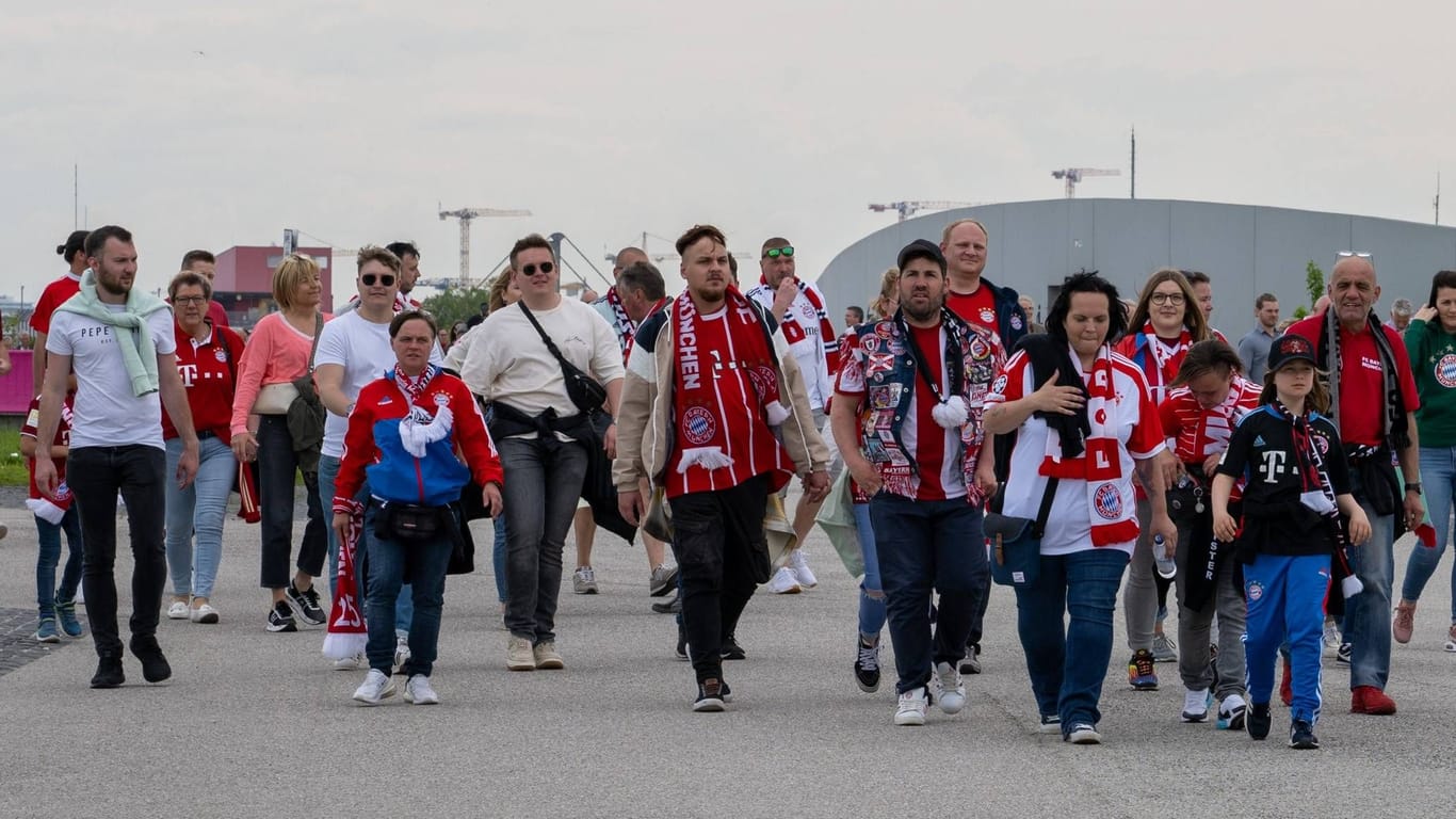 Bayern-Fans vor der Allianz-Arena.