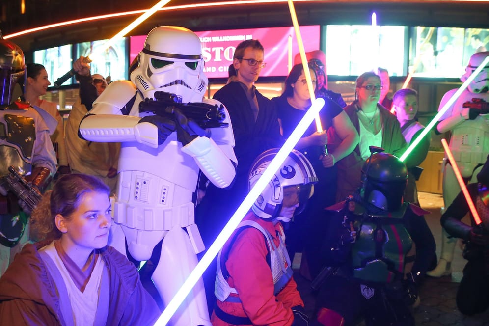 Kostümierte Star-Wars-Fans vor dem Astor Grand Cinema in Hannover (Archivbild): Am Samstag wird in Hannover der „Star Wars Day“ gefeiert.