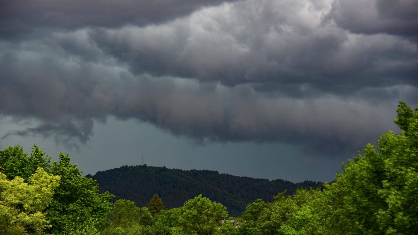 Eine Gewitterfront zieht in Bayern auf (Symbolbild): Die frühlingshaften Tage sind damit erst einmal gezählt.