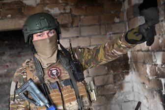Ein Söldner der russischen Privatarmee Wagner in Bachmut. De facto handelt es sich bei der Soldateska um eine paramilitärische Einheit der russischen Armee.