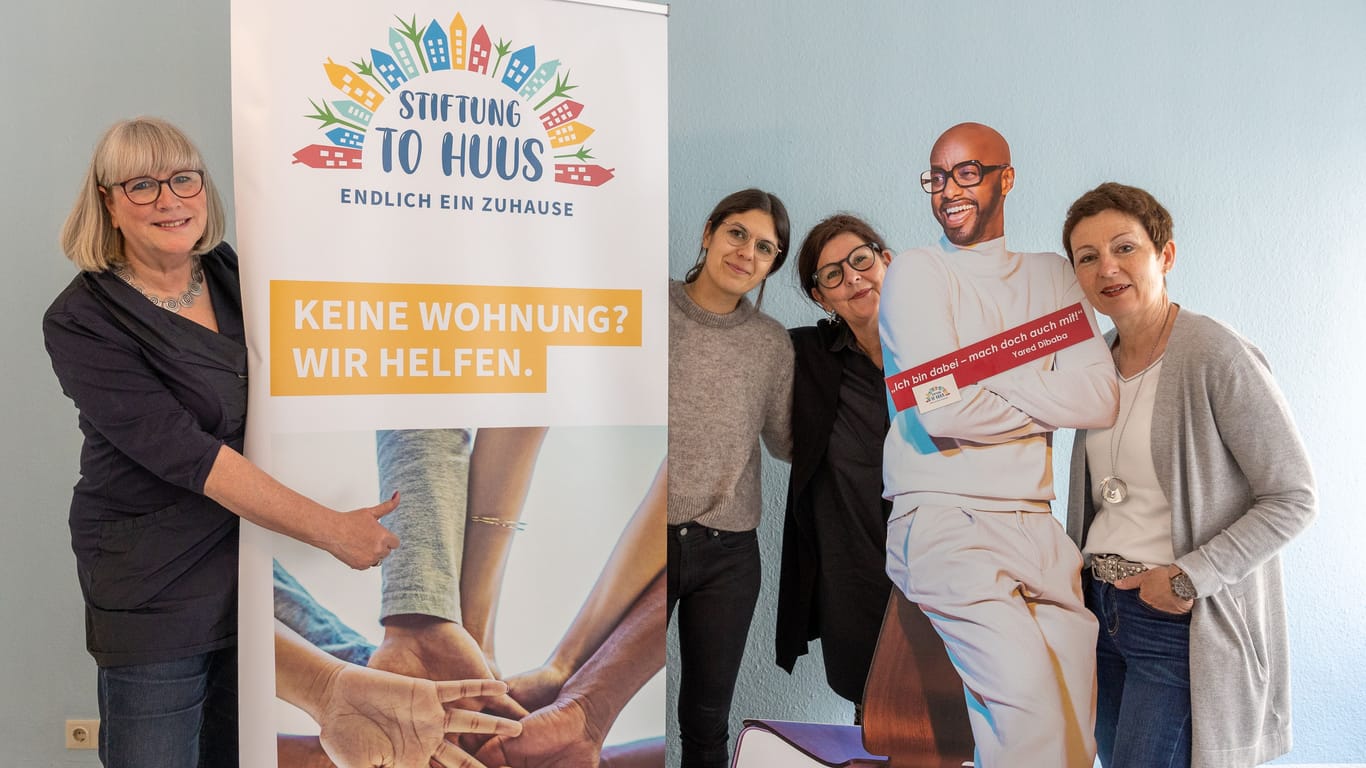 Karina Korth (links) und ihr Team von der Stiftung "To Huus". Jared Dibaba schmückt als Pappfigur das Büro zusätzlich.