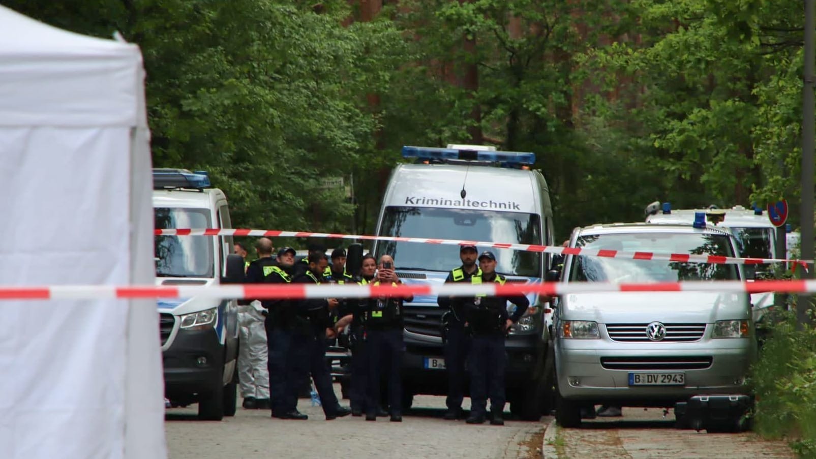 Polizisten sichern den Tatort ab: In unmittelbarer Nähe wurde in den Mittagsstunden ein Mann von einem bislang Unbekannten erschossen.