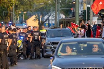 Einsatzkräfte der Polizei begleiten Anhänger des türkischen Präsidenten Erdogan im Duisburger Norden: In der Stadt gab es mehrere Autokorsos.