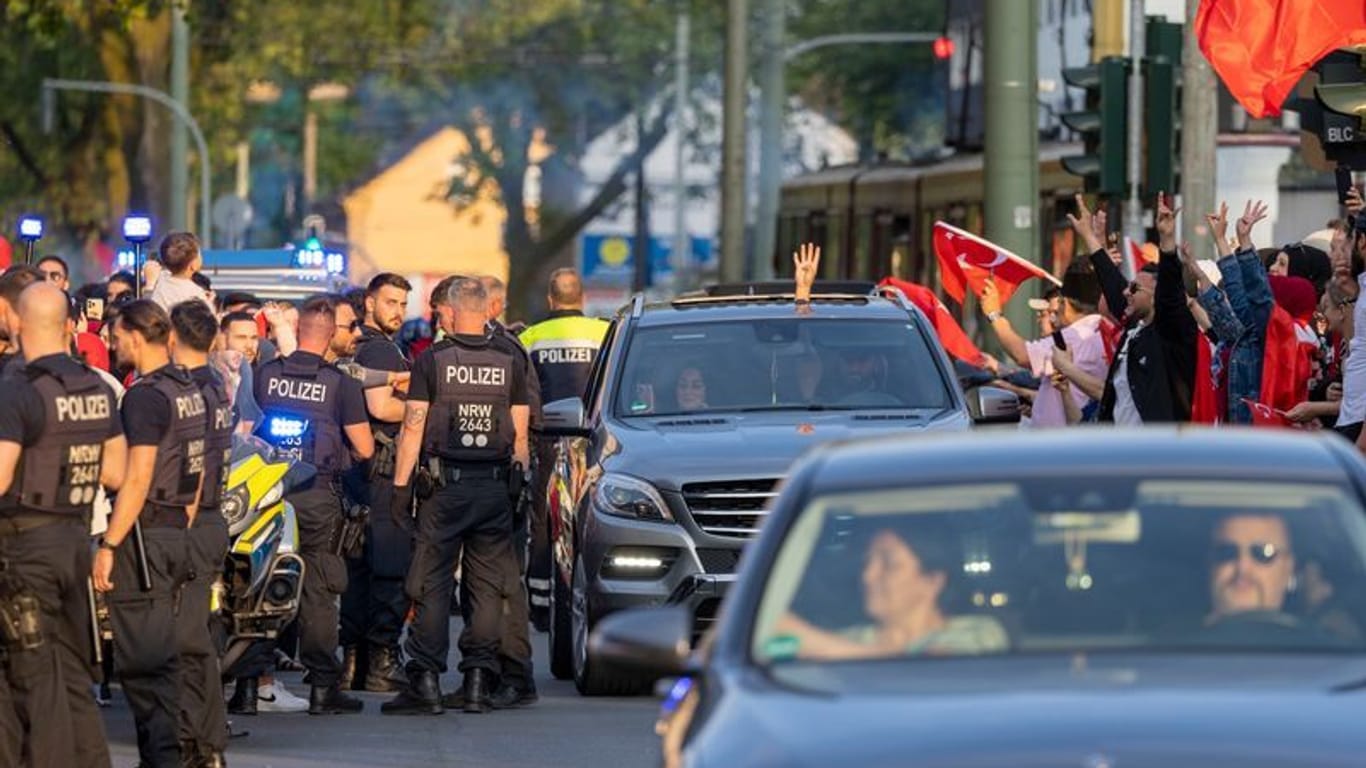 Einsatzkräfte der Polizei begleiten Anhänger des türkischen Präsidenten Erdogan im Duisburger Norden: In der Stadt gab es mehrere Autokorsos.