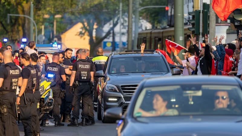 Einsatzkräfte der Polizei begleiten Anhänger des türkischen Präsidenten Erdogan im Duisburger Norden: In der Stadt gab es mehrere Autokorsos. Einsatzkräfte der Polizei begleiten Anhänger des türkischen Präsidenten Erdogan im Duisburger Norden: In der Stadt gab es mehrere Autokorsos.