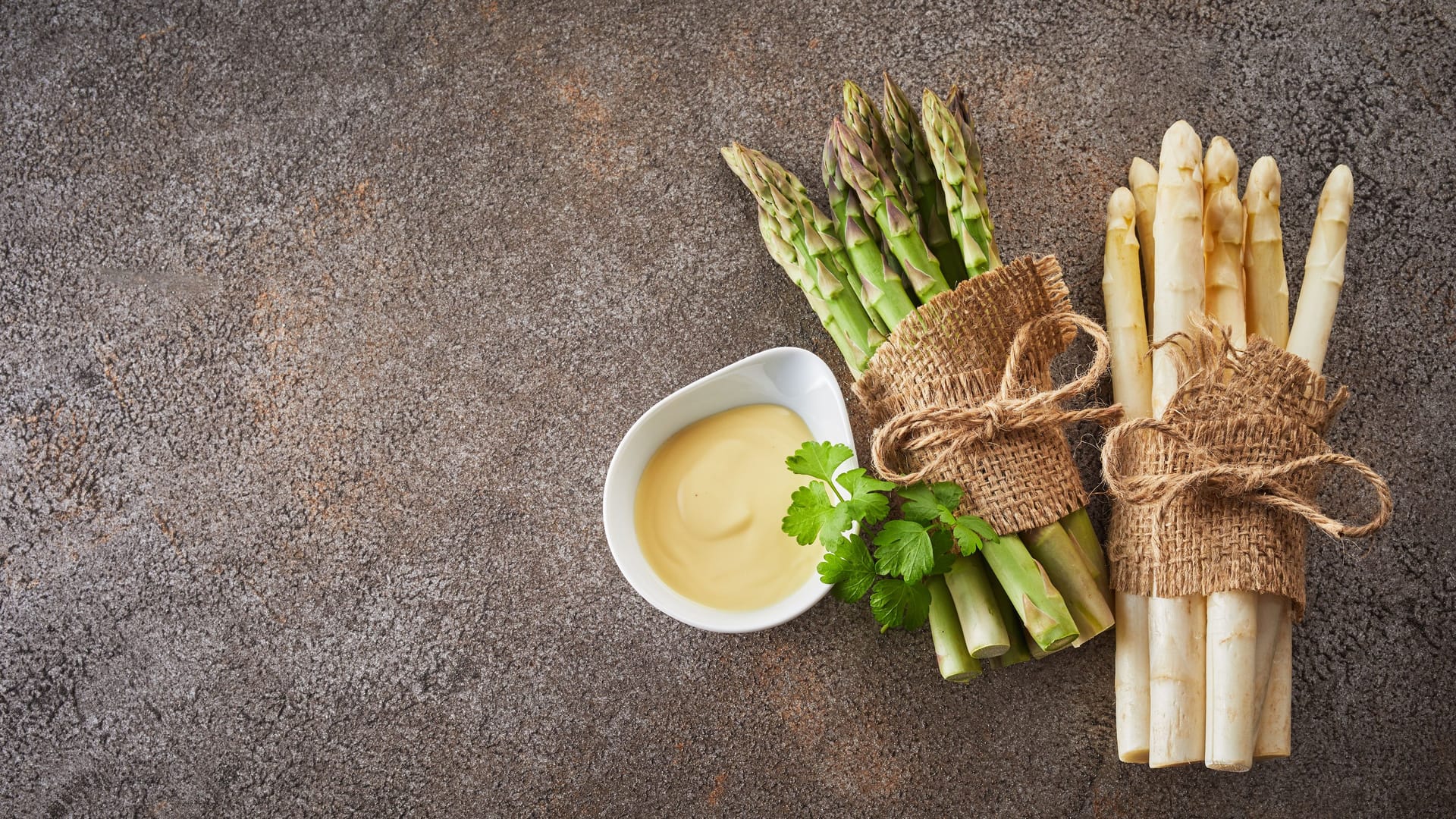 Spargel mit Sauce Hollandaise: Bei Fertigsoße sollte die Zutatenliste gecheckt werden.