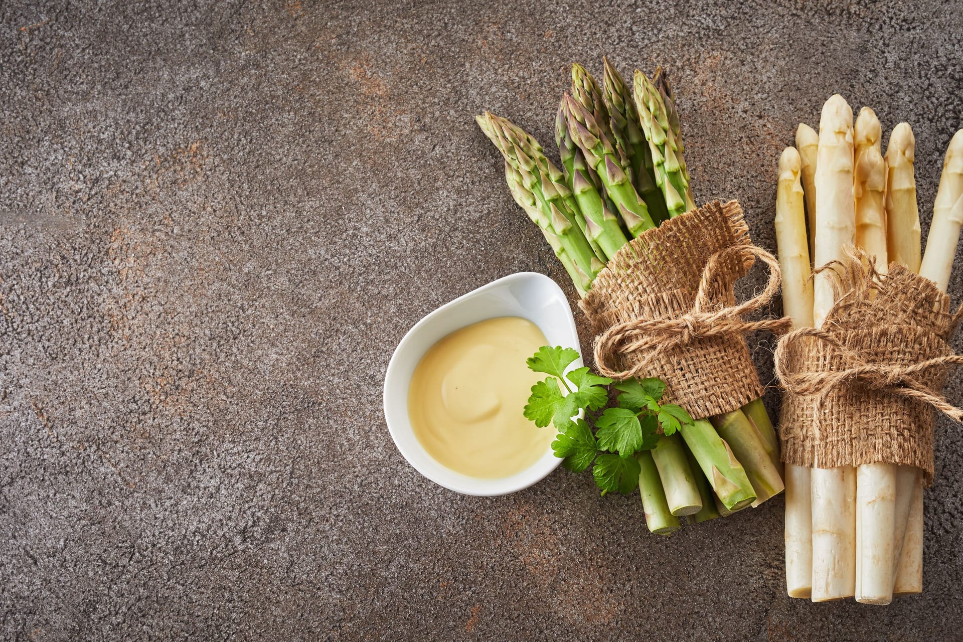 Spargel mit Sauce Hollandaise: Bei Fertigsoße sollte die Zutatenliste gecheckt werden.