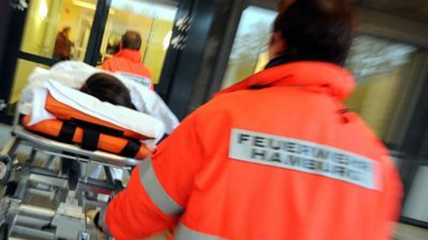 Rettungssanitäter bringen einen Patienten in eine Notaufnahme (Symbolfoto): Wie es zum Unfall kommen konnte, untersucht derzeit die Polizei.