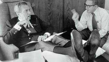Il presidente degli Stati Uniti Richard Nixon (a sinistra) con il segretario alla Difesa Kissinger a bordo di AirForceOne (foto d'archivio).