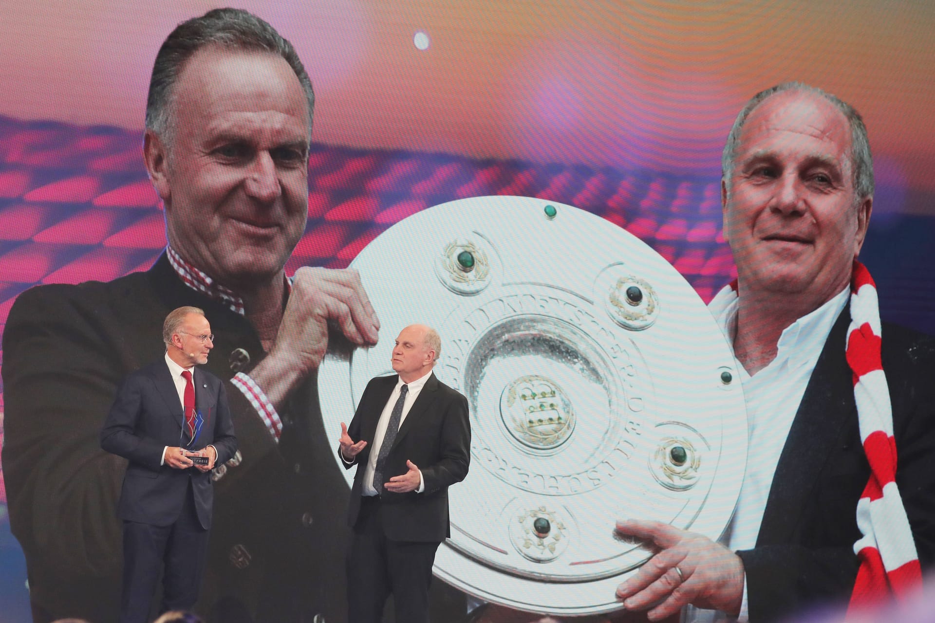 Karl-Heinz Rummenigge (l.) und Uli Hoeneß: Sind die beiden Bayern-Macher die Lösung der Probleme beim Rekordmeister?