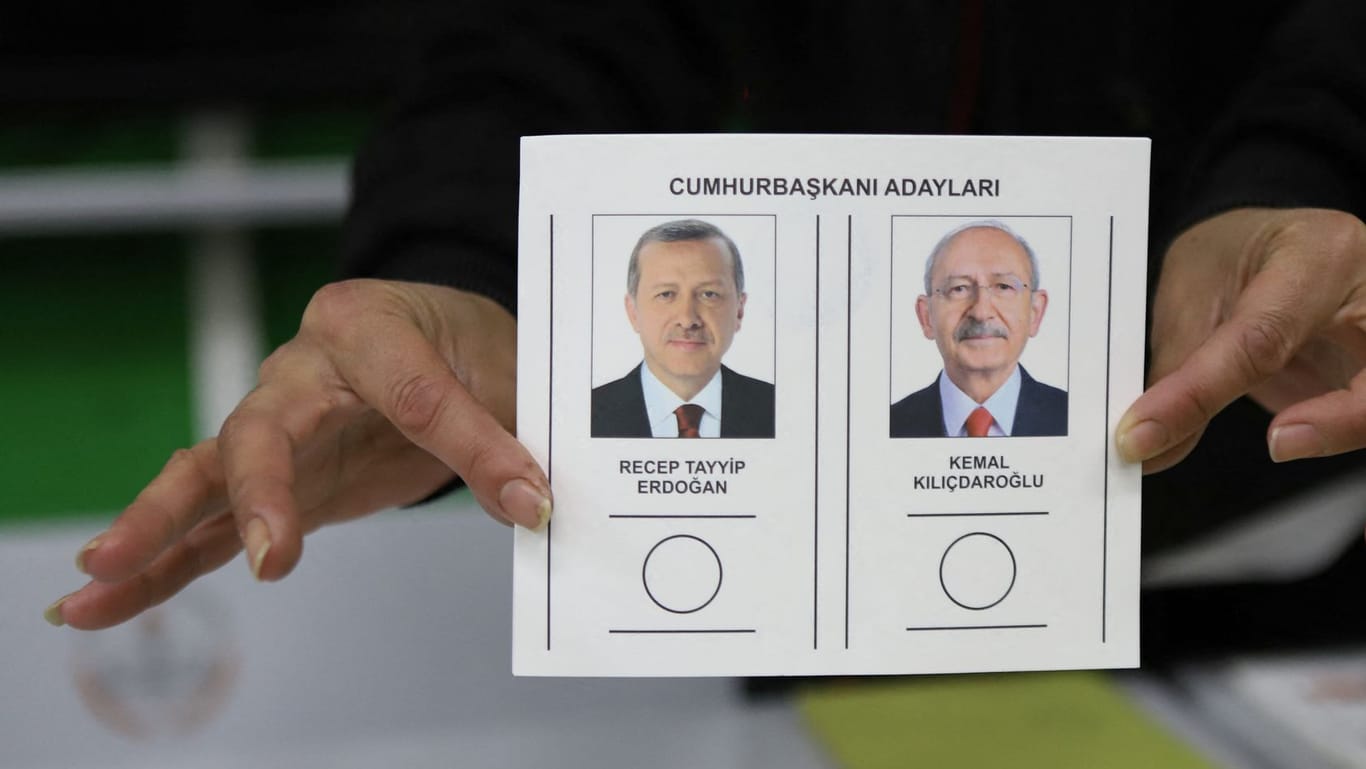 Istanbul: Eine Wahlhelferin zeigt einen Stimmzettel mit Bildern von Präsident Recep Tayyip Erdoğan und dem Präsidentschaftskandidaten des größten türkischen Oppositionsbündnisses Kemal Kılıçdaroğlu.