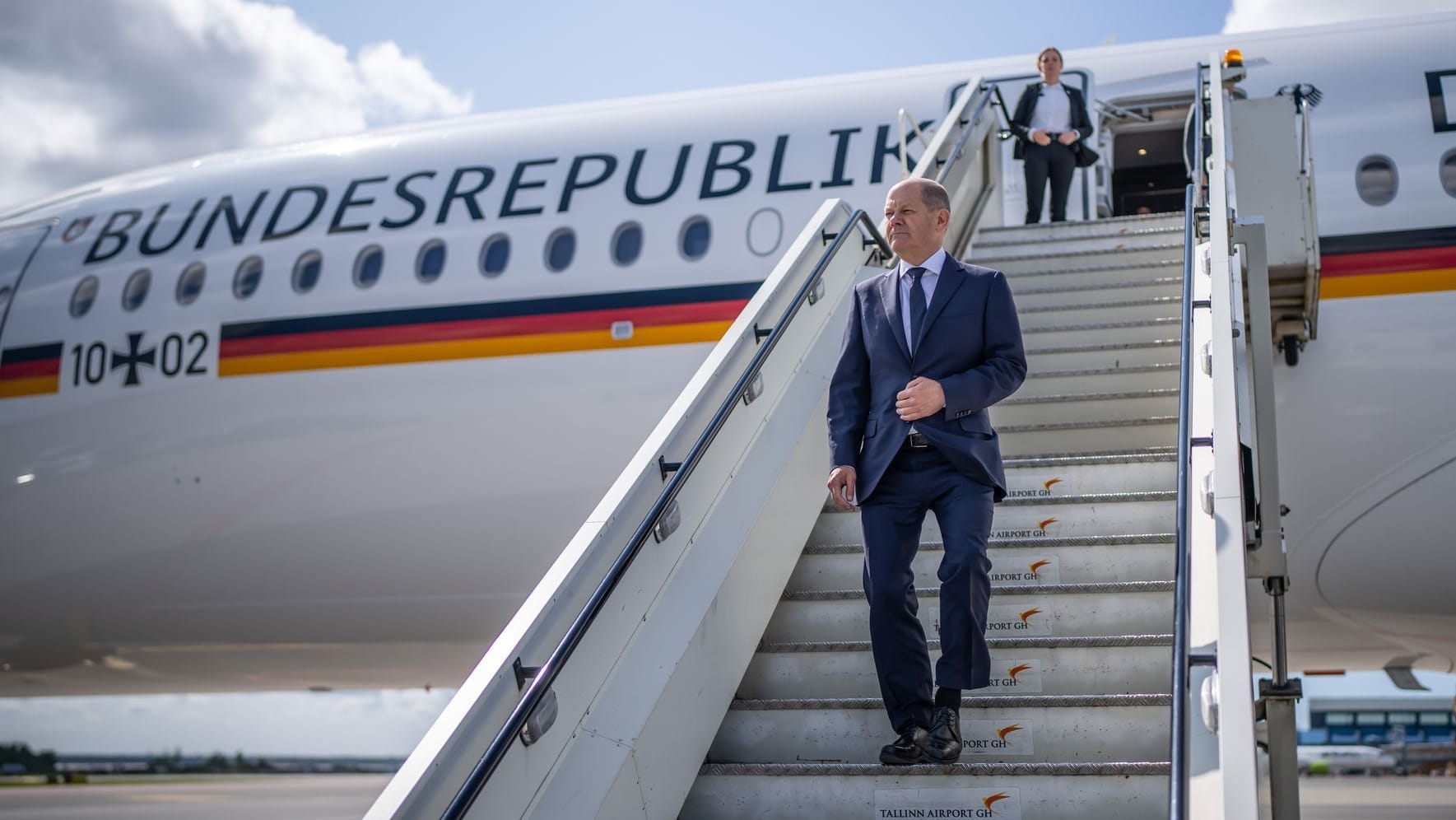 Olaf Scholz beim Ausstieg aus dem Regierungsflieger (Archivbild): Ein Mann schloss sich unbemerkt dem Autokonvoi an.