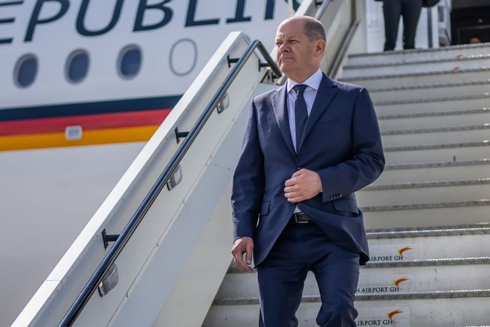 Olaf Scholz beim Ausstieg aus dem Regierungsflieger (Archivbild): Ein Mann schloss sich unbemerkt dem Autokonvoi an.