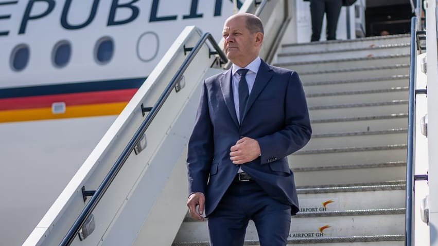 Olaf Scholz beim Ausstieg aus dem Regierungsflieger (Archivbild): Ein Mann schloss sich unbemerkt dem Autokonvoi an.